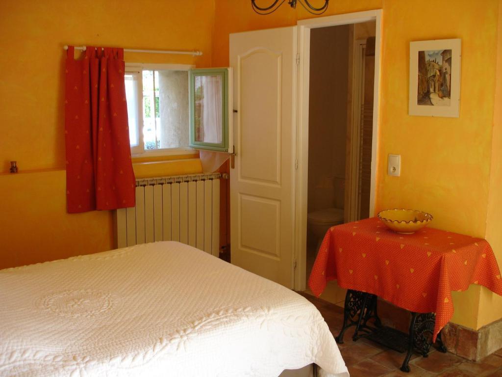 Domaine De La Grange Neuve Hotell La Roque-sur-Pernes Rom bilde